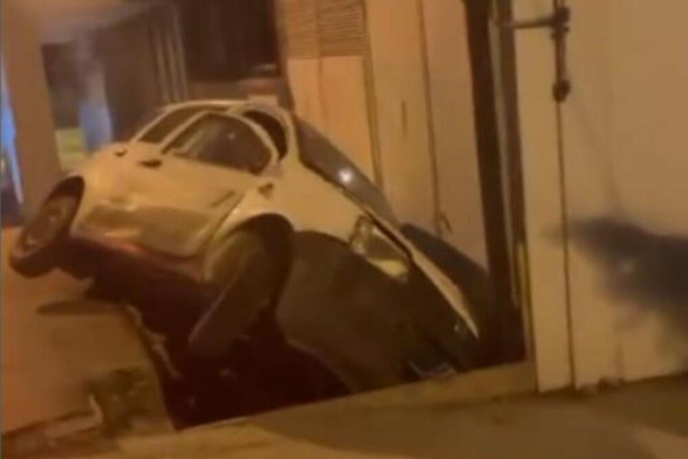 Rešena misterija automobila koji je završio u rupi: Oglasio se vlasnik (VIDEO)