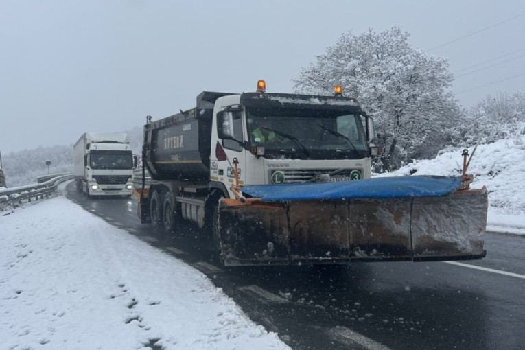 Sneg zavejao Zlatar i Debelo brdo: Opasnost vreba od odrona u usecima i kanjonima, putari na terenu!