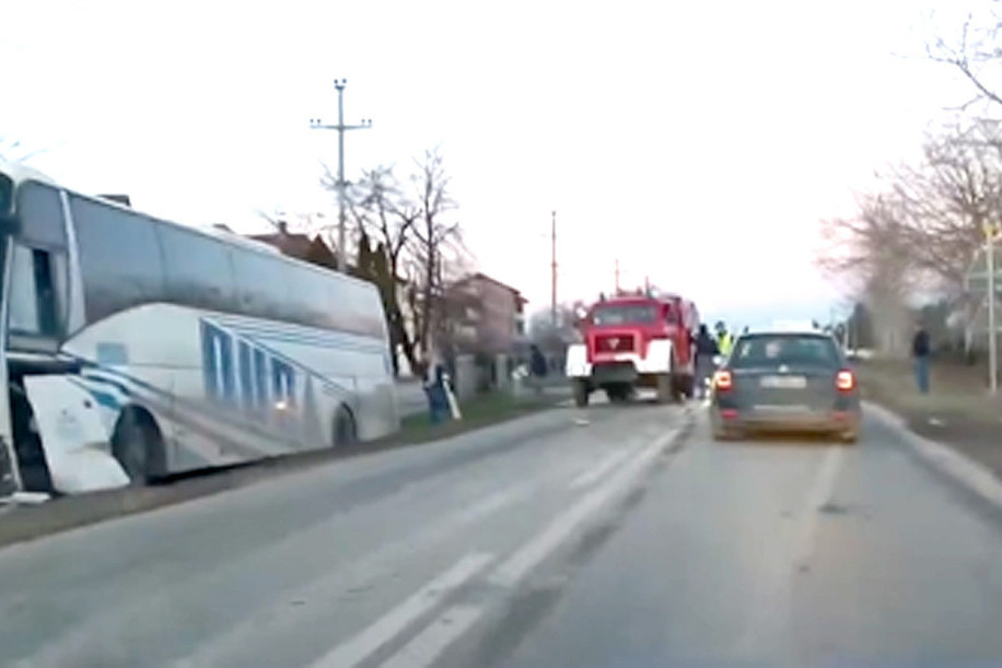 Vozio traktor bez dozvole i sudario se sa autobusom: Snimak udesa kod Loznice (VIDEO)
