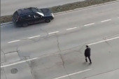 Bahati vozač razbesneo sve u Novom Sadu: Zaustavio vozilo nasred puta, pa pretrčao preko 3 trake (VIDEO)