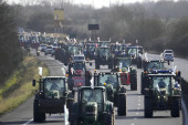 Sve veći haos u Francuskoj: Farmeri pale skladišta, 15.000 policajaca  raspoređeno, konvoji idu ka Parizu