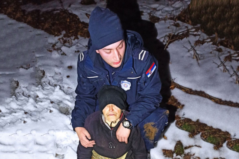 Heroji iz Vladičinog Hana: Policajci pronašli promrzlu baku (93), pa je dva kilometra na rukama nosili do kuće (FOTO)