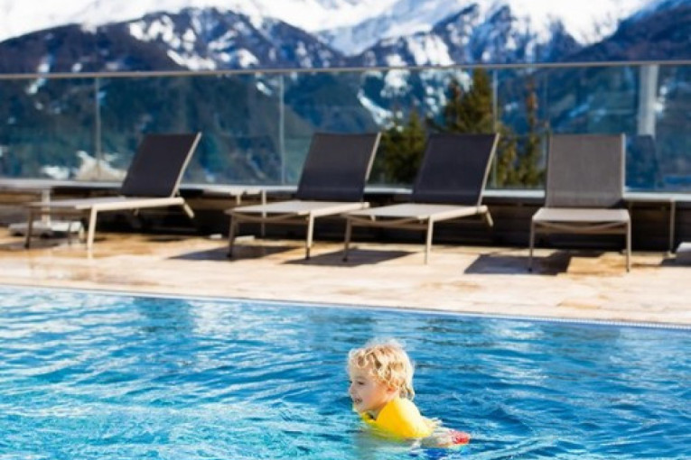 Plivanje zimi sa prelepim pogledom na Alpe: Ovaj bazen će vas naterati da razmislite o putovanju u Austriju (FOTO)