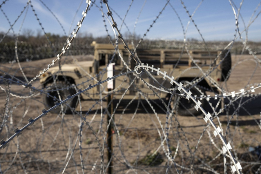 Teksas nije ustuknuo pred Bajdenom: Više stotina oklopnih vozila prebačeno ka granici sa Meksikom (VIDEO)