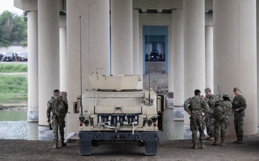 Teksas nije ustuknuo pred Bajdenom: Više stotina oklopnih vozila prebačeno ka granici sa Meksikom (VIDEO)