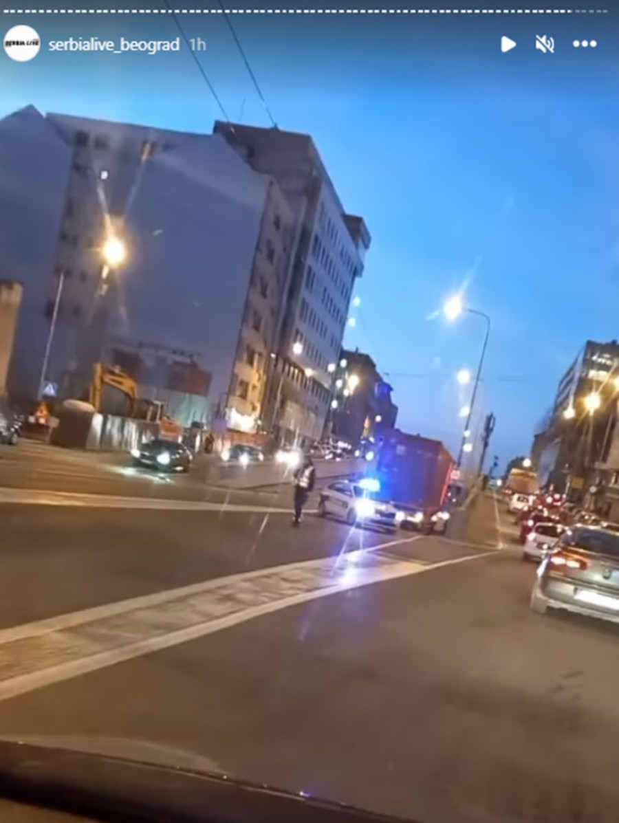 Nezgoda u Dimitrija Tucovića: Kamion udario u nadvožnjak, nastao potpuni kolaps! (FOTO)