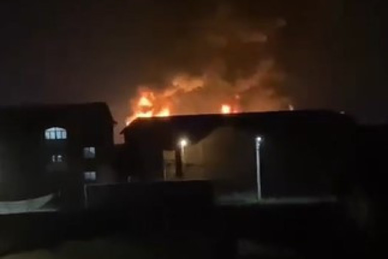 Izbio požar na Ledinama: Gori kineski magacin, vatrogasci se bore sa plamenom! (FOTO/VIDEO)