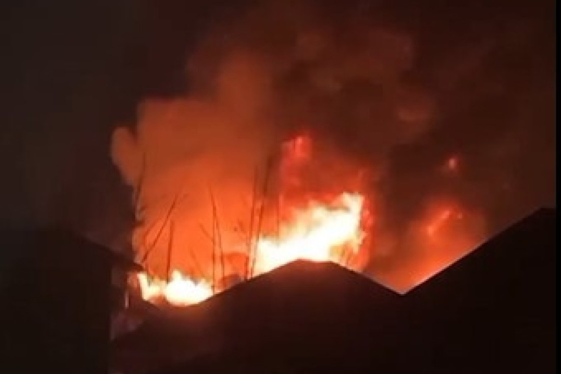Izbio požar na Ledinama: Gori kineski magacin, vatrogasci se bore sa plamenom! (FOTO/VIDEO)