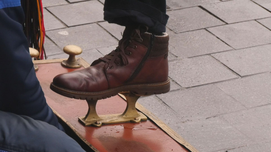 Živa legenda glavnog grada: Mujo je jedan od poslednjih čistača cipela u Beogradu, od ovog poštenog posla se skućio i odškolovao decu (FOTO)