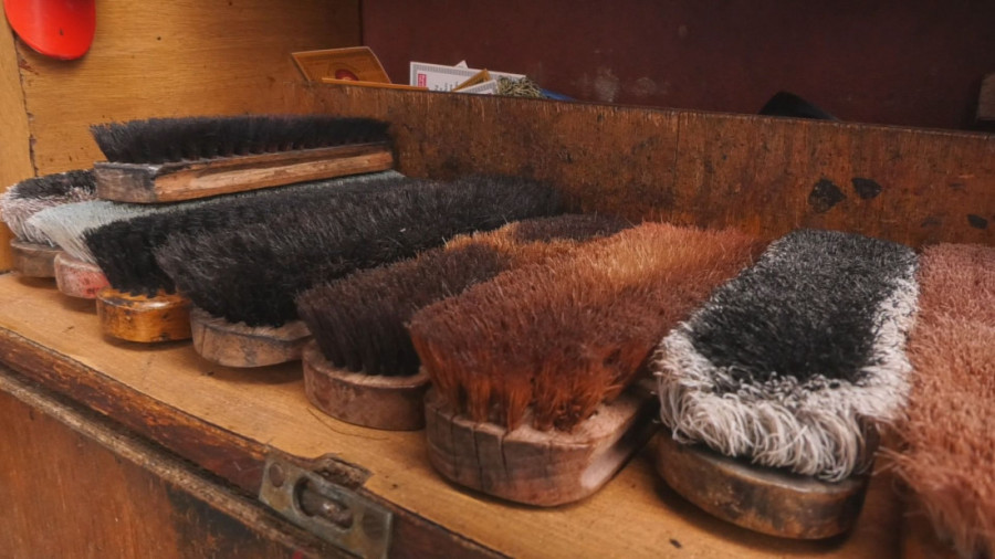 Živa legenda glavnog grada: Mujo je jedan od poslednjih čistača cipela u Beogradu, od ovog poštenog posla se skućio i odškolovao decu (FOTO)