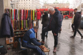 Živa legenda glavnog grada: Mujo je jedan od poslednjih čistača cipela u Beogradu, od ovog poštenog posla se skućio i odškolovao decu (FOTO)