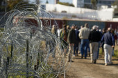Ne haju za Bajdena: U Teksasu nastavljeno postavljanje bodljikave žice na granici sa Meksikom (FOTO/VIDEO)
