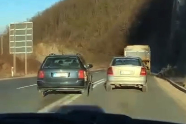 Zbog ovoga će neko da nastrada: Zaobišao kolonu vozila u krivini preko duple pune (VIDEO)