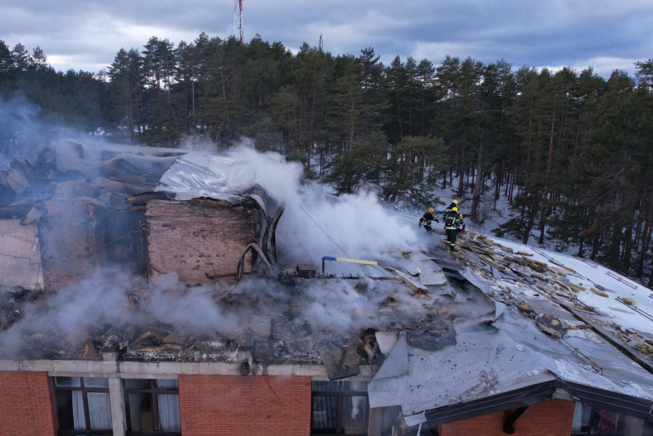 Majstori ušli među izgorele zidove: Počela sanacija štete od požara u Specijalnoj bolnici Čigota (FOTO)