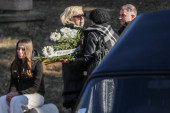 Zorica Marković jeca na sahrani bivšeg muža: Došla sa povređenom rukom, sve vreme je grli Dijana Hrkalović (FOTO)