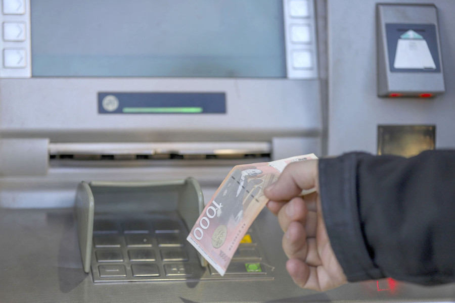 Evro beži, dinar pod pritiskom: Nova promena kursa već u ponedeljak