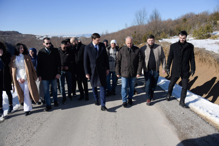 Ministar Đerlek otvorio saobraćajnicu ka Pešterskoj visoravni: "Nećemo stati - naš cilj je da svaka ulica bude asfaltirana" (FOTO)