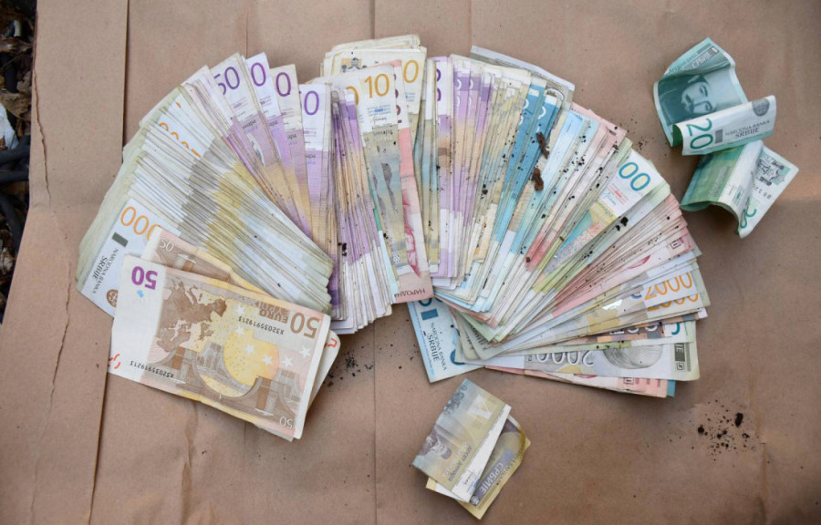 Uz pretnju pištoljem iz pošte ukrao novac: Dolijao razbojnik sa Voždovca (FOTO)