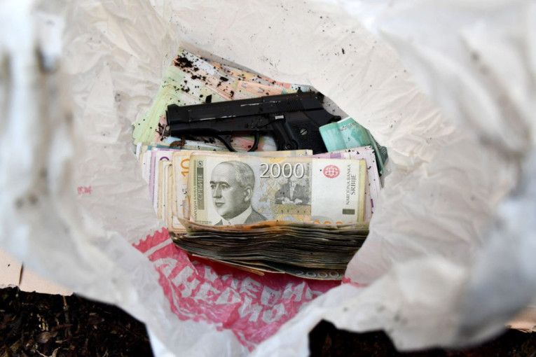 Uz pretnju pištoljem iz pošte ukrao novac: Dolijao razbojnik sa Voždovca (FOTO)