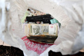 Uz pretnju pištoljem iz pošte ukrao novac: Dolijao razbojnik sa Voždovca (FOTO)