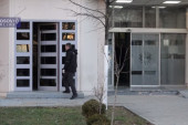 Malobrojni preostali Srbi u Prištini su "trn u Kurtijevom oku": Kancelarija za KiM o upadu policije u ambulantu