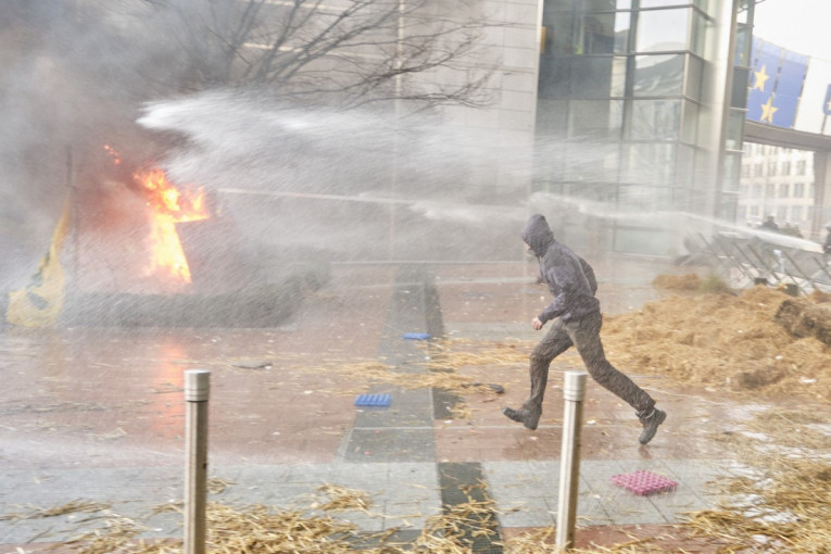 Potpuno rasulo u Briselu! Poljoprivrednici pale gume i slamu, policija ih zasipa suzavcem i vodenim topovima (VIDEO/FOTO)