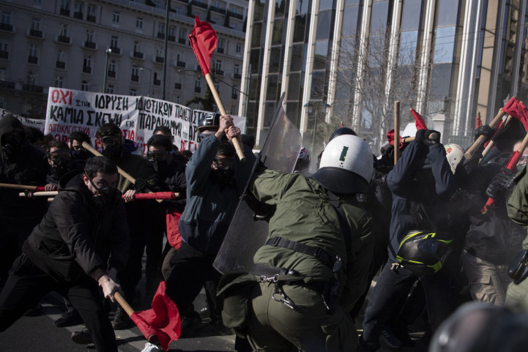 Žestoka tuča građana i policije na protestu u Atini: Hiljade Grka izašlo na ulice - ne žele privatizaciju javnog obrazovanja! (FOTO)