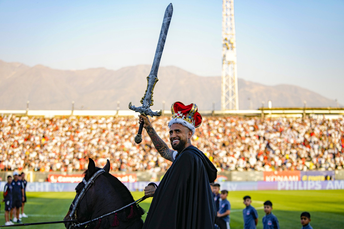 Kralj Artur se vratio! Vidal sleteo, pa na konju, sa mačem u ruci, napravio krug! (VIDEO)