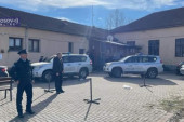 Novo maltretiranje Srba na Kosmetu! Kurtijevi policajci upali u prostorije opštine u Peći - skinuta i srpska zastava! (VIDEO)
