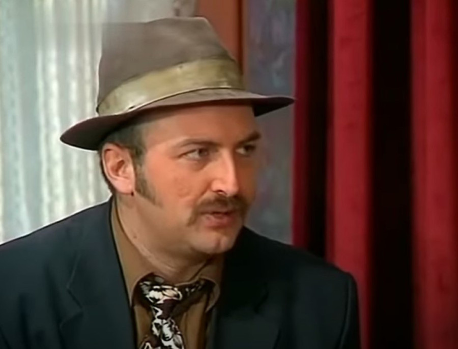 Ima najveće prirodne grudi na estradi, a mnogi ne znaju da je bila profesorka: Evo koji predmet je predavala!