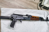 Automatsku pušku stavio na haubu automobila: Uhapšen ispred ugostiteljskog objekta u Šidu