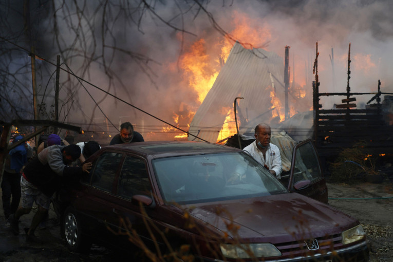 Šumski požari besne u Čileu: Šest naselja evakuisano - najmanje 10 osoba nestalo!