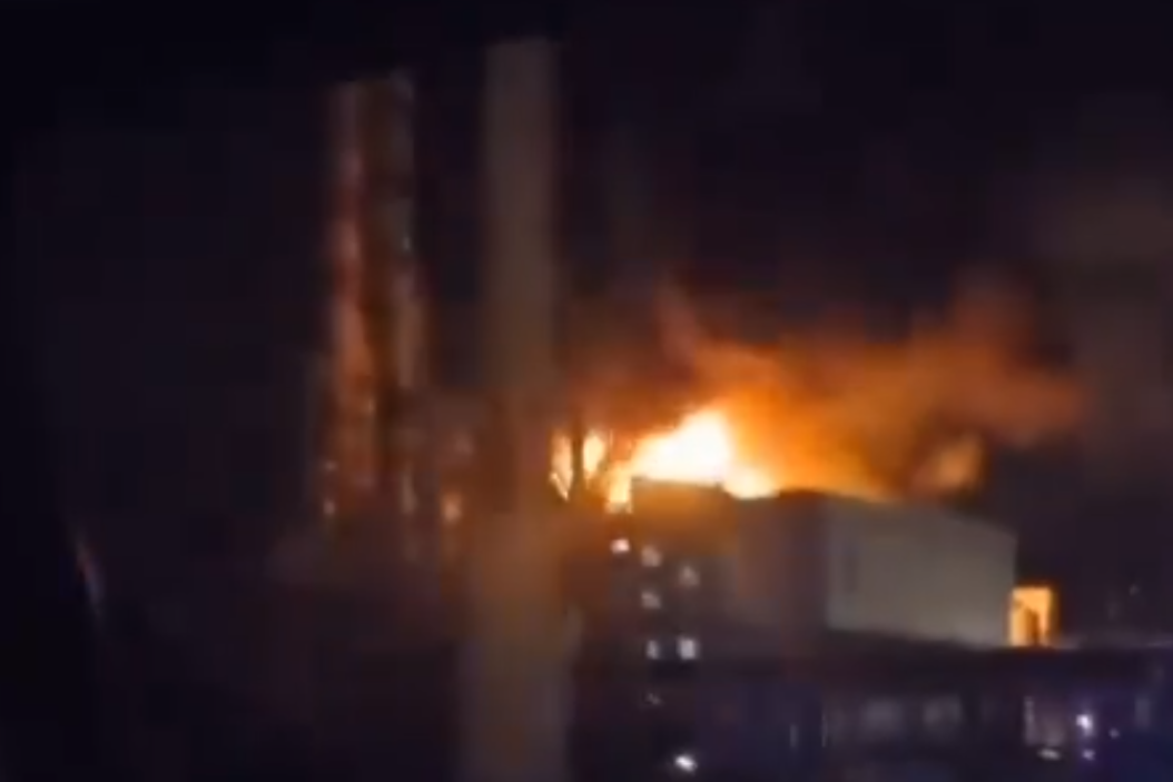 Gori naftni rezervoar u Rostovskoj oblasti nakon napada ukrajinskog drona