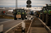 Poljoprivrednici blokirali aerodrom u Frankfurtu! Traktori zauzeli puteve, morala da reaguje i policija (FOTO)