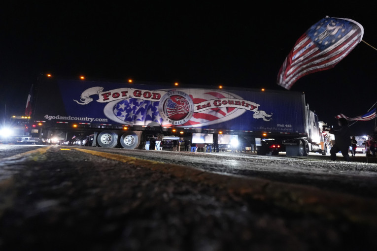 Konvoj "Vratite nam našu granicu" stigao u Teksas: Oko 40.000 vozača kamiona dolazi iz cele Amerike i Kanade! (FOTO/VIDEO)