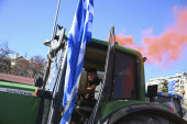 Grčki poljoprivrednici pojačavaju intenzitet protesta: Blokiraće i Atinu, širom Evrope sve veći haos