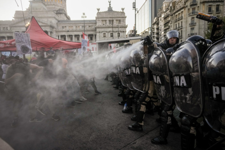 Neredi u Argentini: Policija ispaljivala gumene metke, jedan demonstrant bi mogao da ostane bez oka