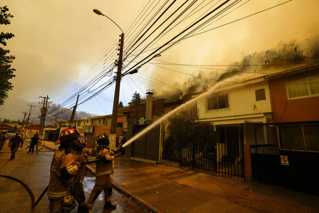 "Ovo je pakao": Požari besne u Čileu, stradalo više od 50 ljudi, vatrogasci na velikim mukama (VIDEO)