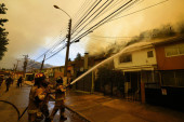 Raste broj poginulih u šumskim požarima u Čileu: Vatrogasci i vojska raščišćavaju ruševine
