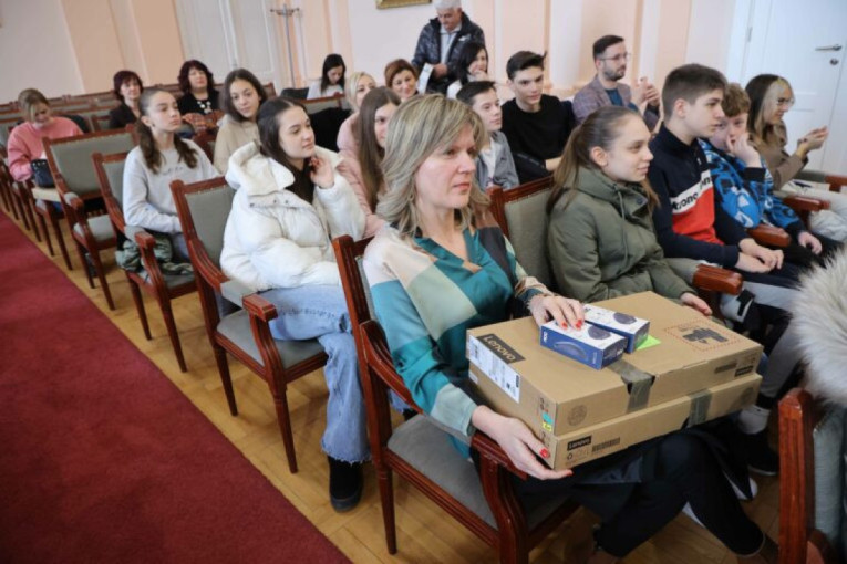 Njima je ova donacija bila najpotrebnija: U vrtiće, škole i ambulante u Užicu stiglo 20 laptop računara