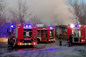 Gori kamion na putu ka Sremskoj Kamenici! Kuljaju vatra i crni dim na sve strane (FOTO)