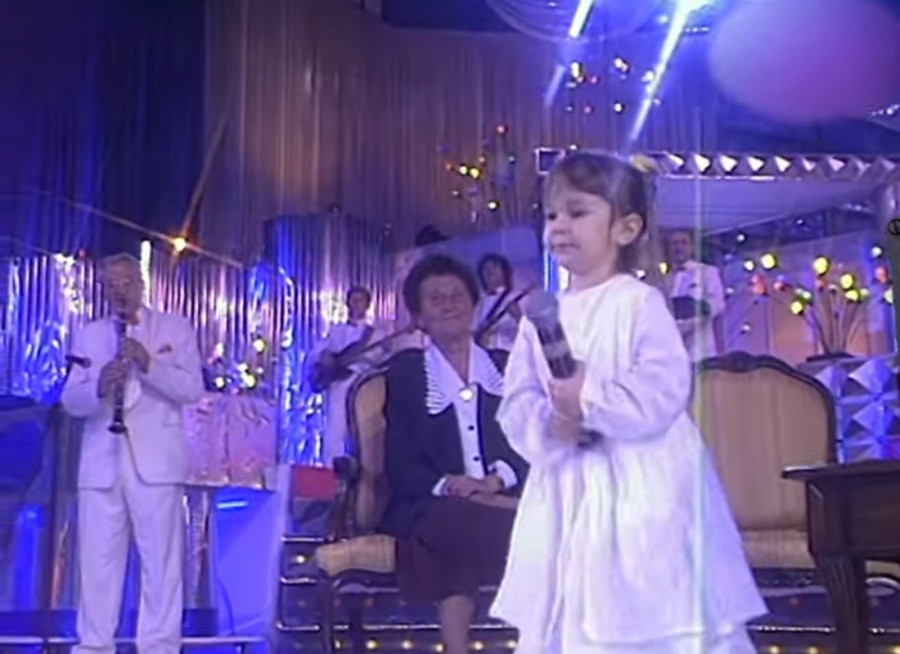 Elena Kitić kao devojčica bila na velikoj sceni sa ocem Miletom! Zbog jednog detalja svi su se smešili (FOTO/VIDEO)