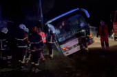 Bizarna situacija zabeležena kamerom: Pijani muškarac ukrao autobus, pa sleteo u jarak u Hrvatskoj (VIDEO)