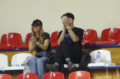 Teodora Džehverović na utakmici bodrila dečka košarkaša: Pevačica želela da ostane neprimetna, sve vreme nosila kačket (FOTO)
