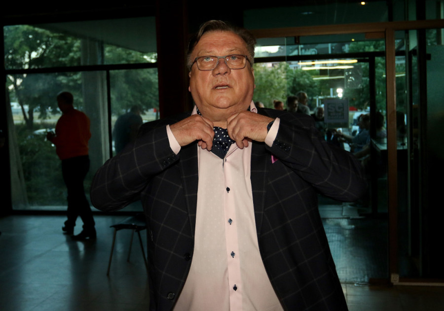 Halid Bešlić hitno hospitalizovan! Pevač u Kliničkom centru