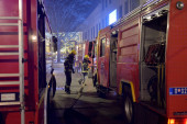 Stravičan požar u Kragujevcu! Stradao muškarac u stanu gde je vatra buknula, tri osobe spasene