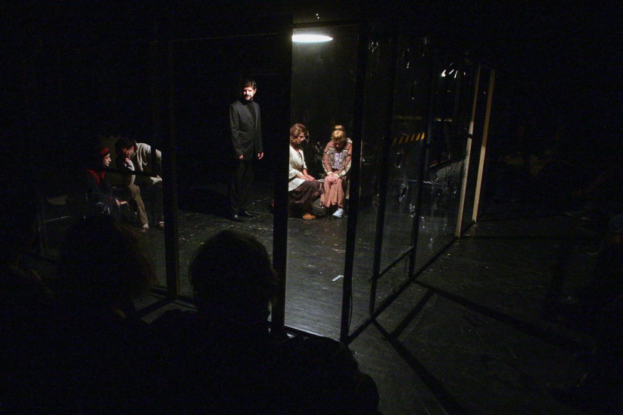 Mučna, potresna i brutalna priča o užasima rata u Jugoslaviji: Premijera predstave "Top je bio vreo" u Ateljeu 212 (FOTO)