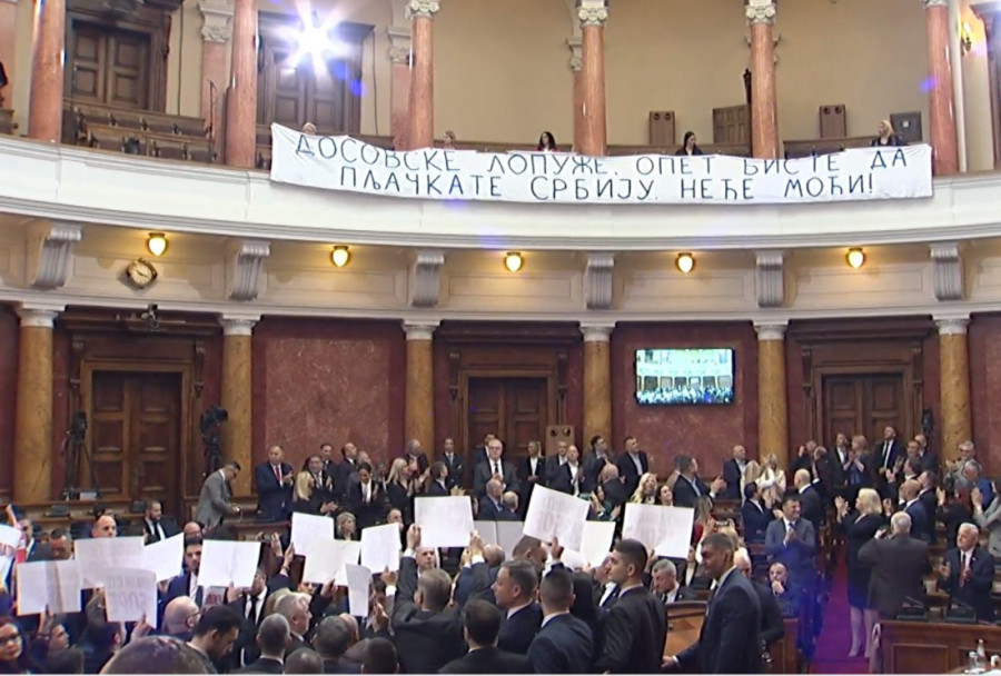 Potvrđen mandat svim poslanicima, Skupština konstituisana: Opozicija već pravi haos, ulicu zamenili parlamentom (FOTO)