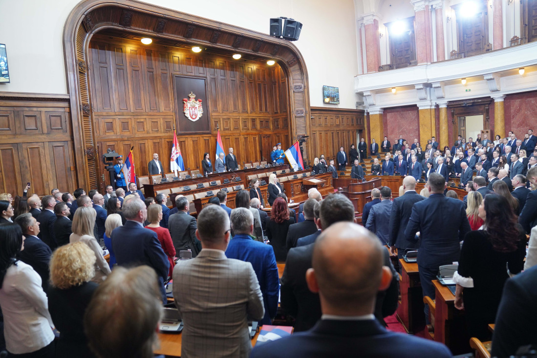 Potvrđen mandat svim poslanicima, Skupština konstituisana: Opozicija već pravi haos, ulicu zamenili parlamentom (FOTO)
