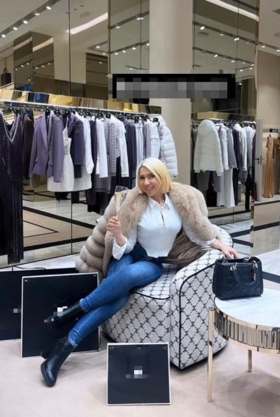 Jovana Jeremić uživa u suvom luksuzu: Napunila kese, pa je u prodavnici poslužili šampanjcem (FOTO)
